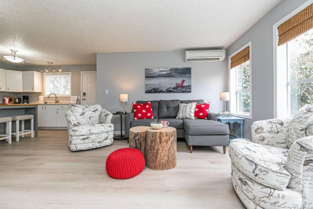 Lovely 2 Bedroom Suite Steps From The Beach Вікторія Екстер'єр фото