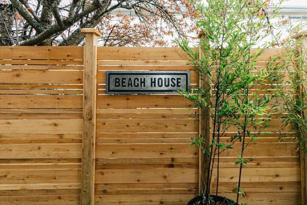Lovely 2 Bedroom Suite Steps From The Beach Вікторія Екстер'єр фото