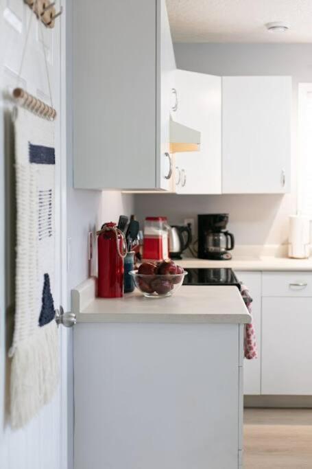 Lovely 2 Bedroom Suite Steps From The Beach Вікторія Екстер'єр фото