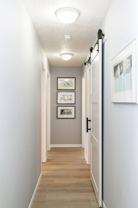 Lovely 2 Bedroom Suite Steps From The Beach Вікторія Екстер'єр фото