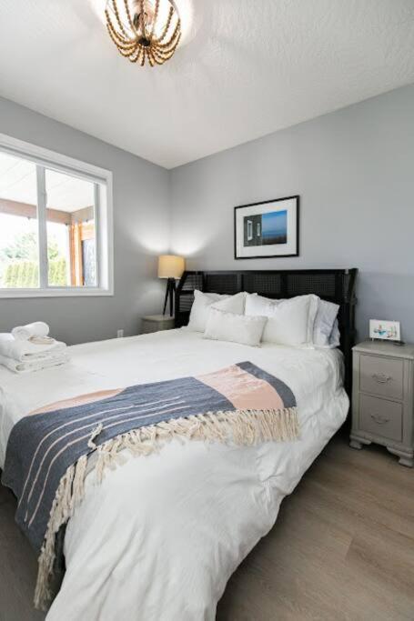 Lovely 2 Bedroom Suite Steps From The Beach Вікторія Екстер'єр фото
