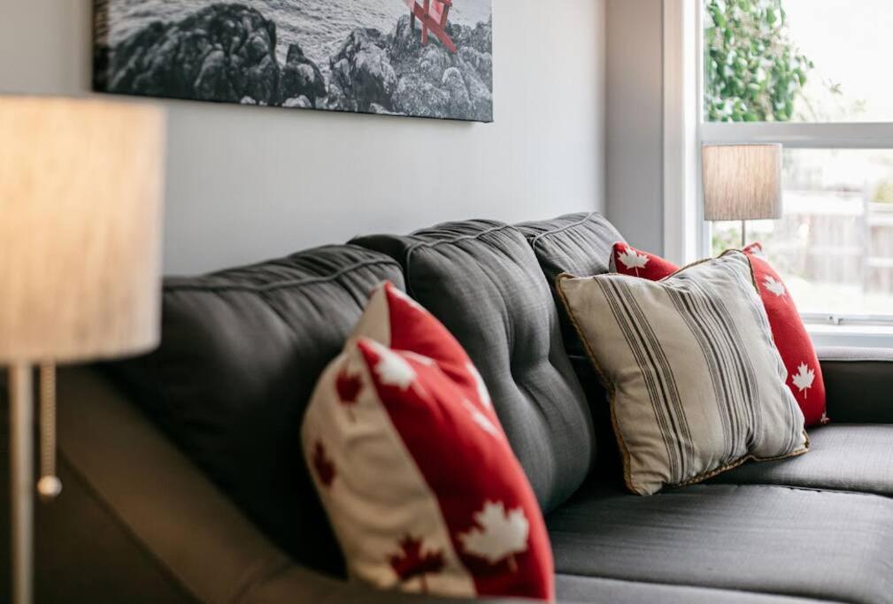Lovely 2 Bedroom Suite Steps From The Beach Вікторія Екстер'єр фото